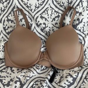32DD Victoria’s Secret lines, perfect coverage bra. Used in good condition.